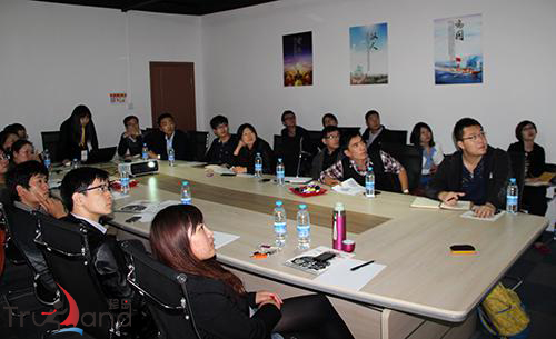 客戶正詳細(xì)聽培訓(xùn)內(nèi)容