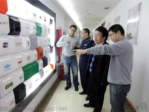 珍島總裁趙旭隆先生向朱主任介紹珍島部分客戶logo展示墻 珍島總裁趙旭隆先生向朱主任介紹珍島部分客戶logo展示墻